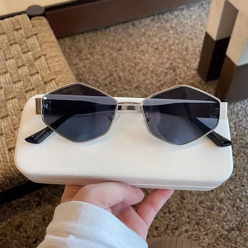 Sunglasses with Oval Metallic Frame