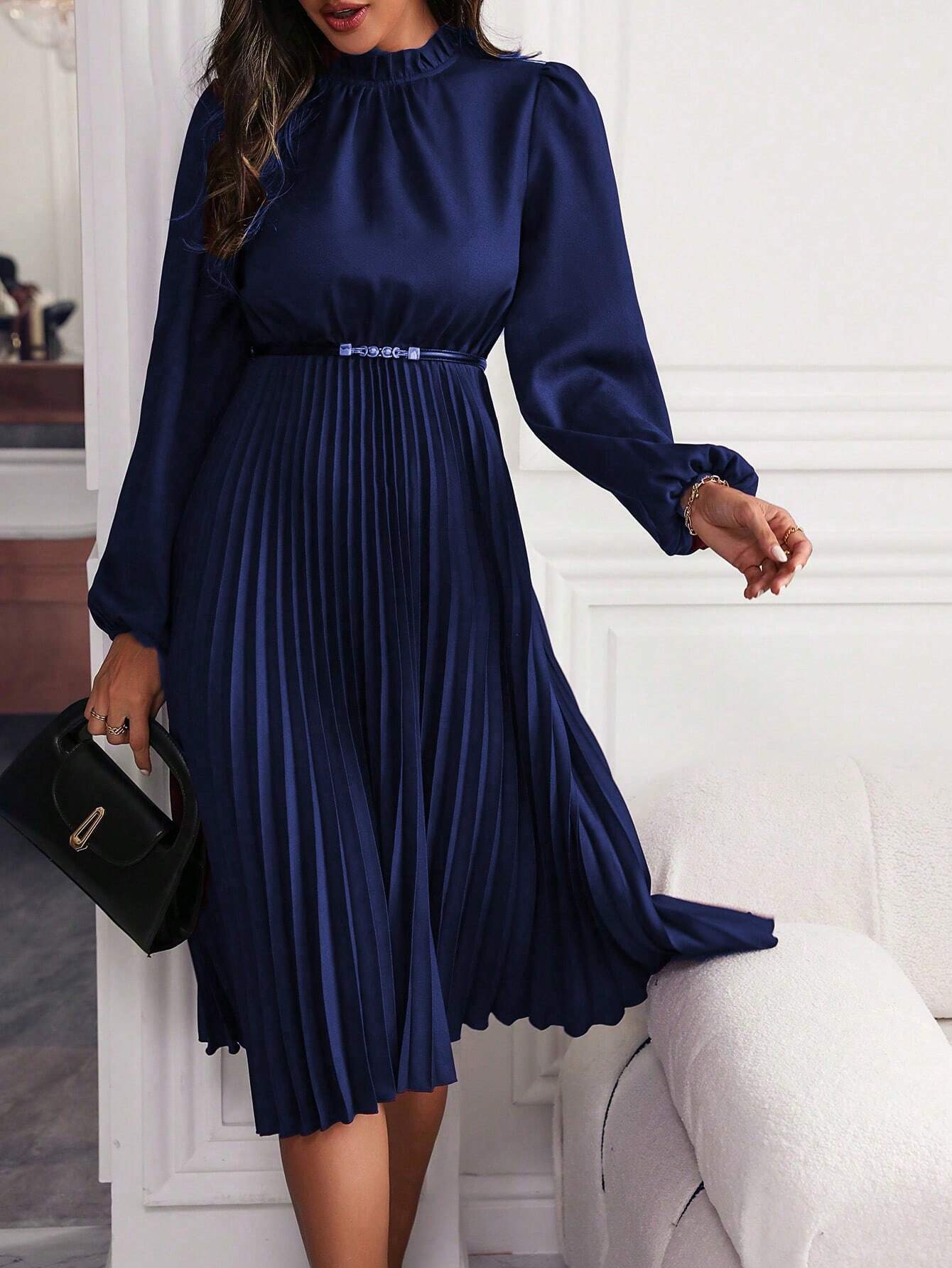 Maxi dress with lantern sleeves and pleated hem