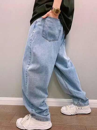 Loose fit jeans with mid-rise