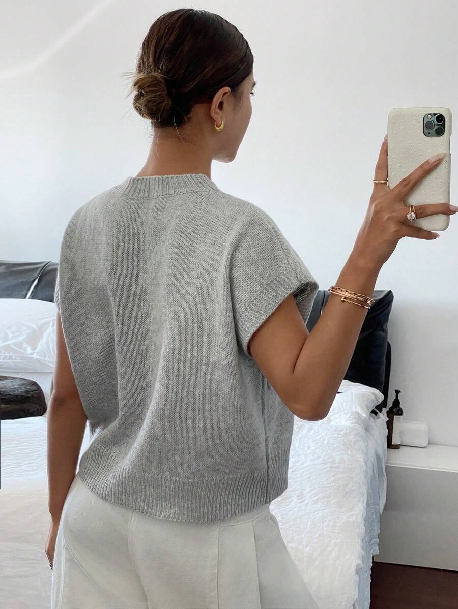Casual short-sleeved jumper with round neck