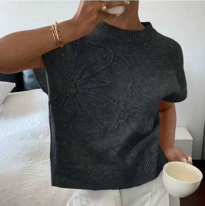 Casual short-sleeved jumper with round neck