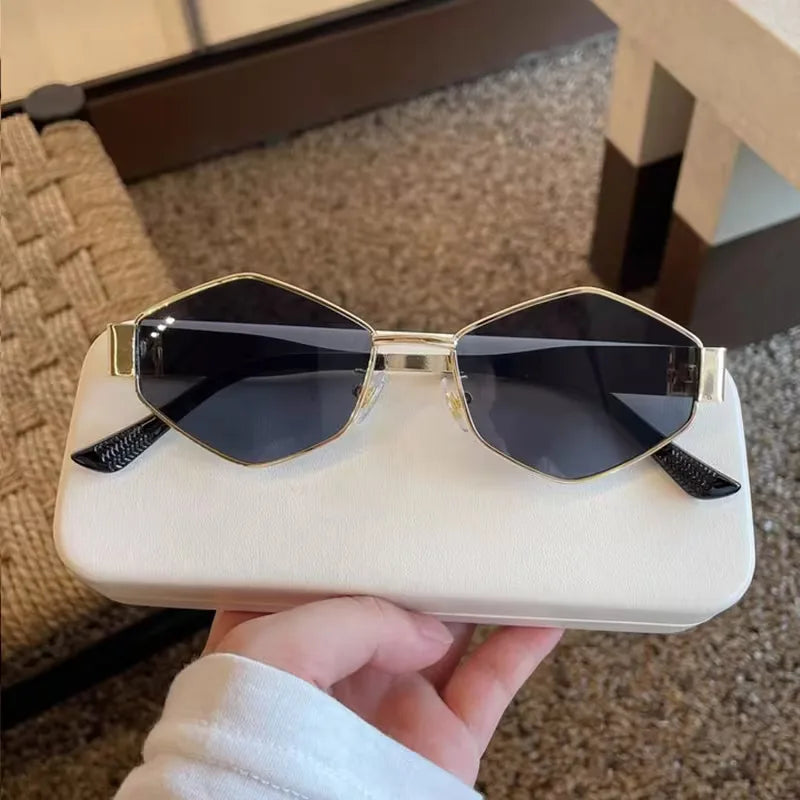 Sunglasses with Oval Metallic Frame