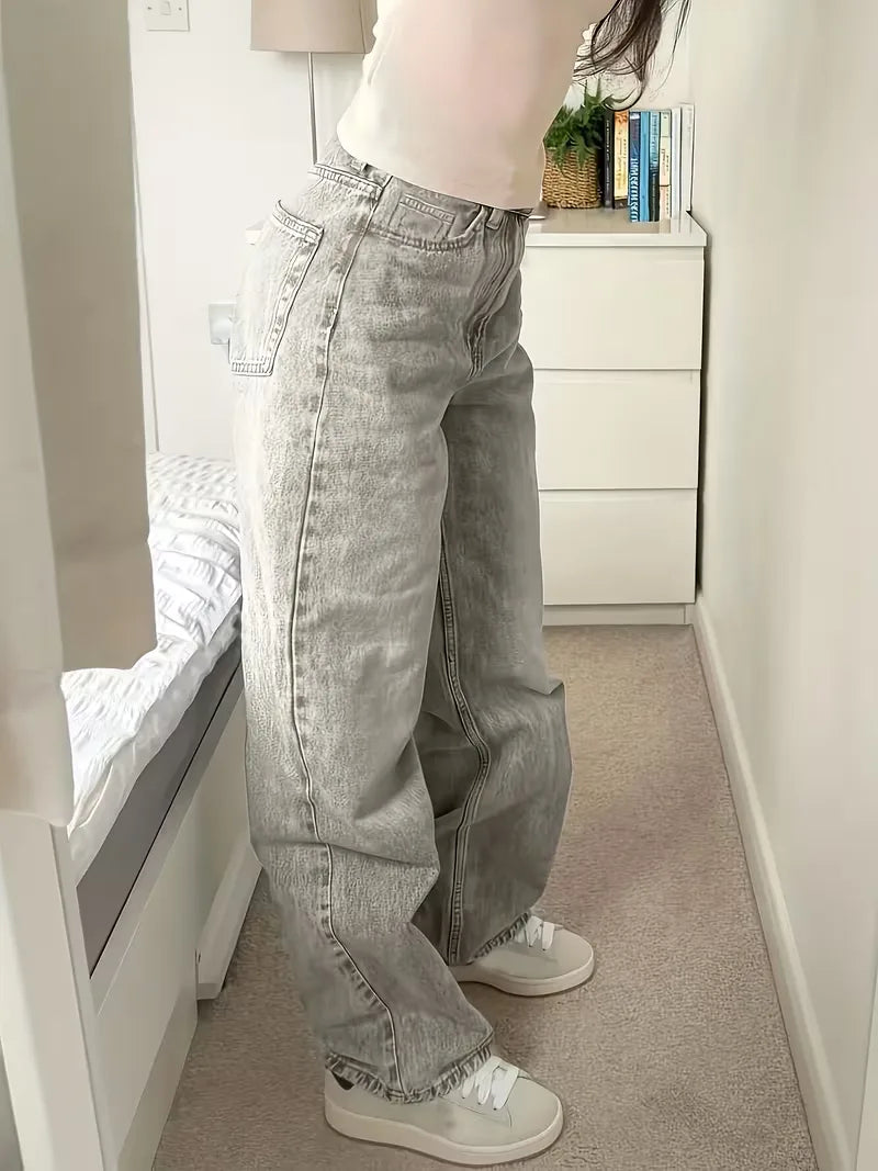 Straight jeans with mid-rise