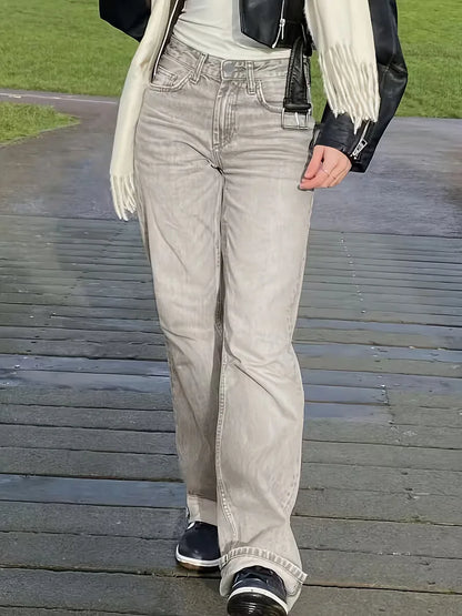 Straight jeans with mid-rise