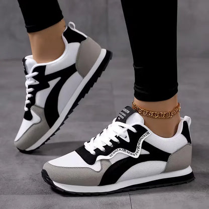 Low sneakers with striped pattern
