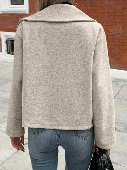 Casual coat with double-breasted closure and wide collar