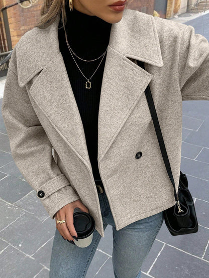 Casual coat with double-breasted closure and wide collar