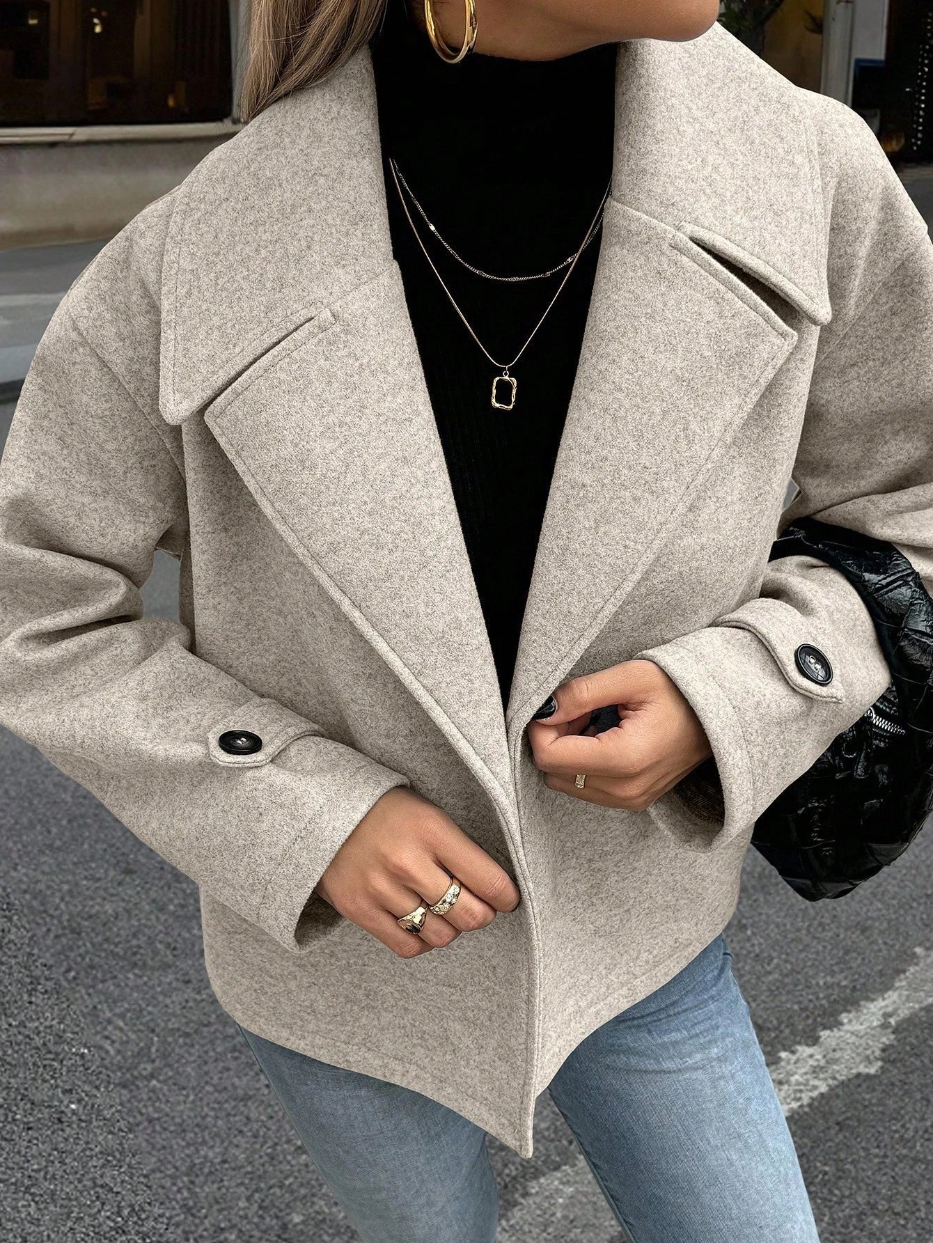Casual coat with double-breasted closure and wide collar
