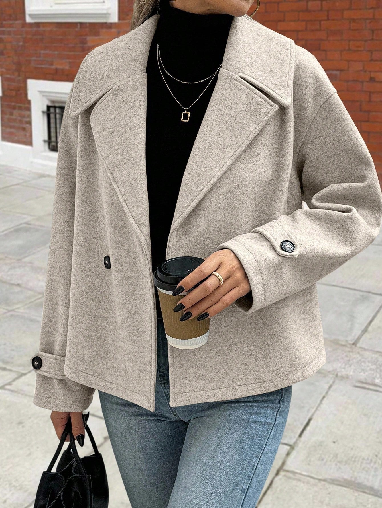 Casual coat with double-breasted closure and wide collar
