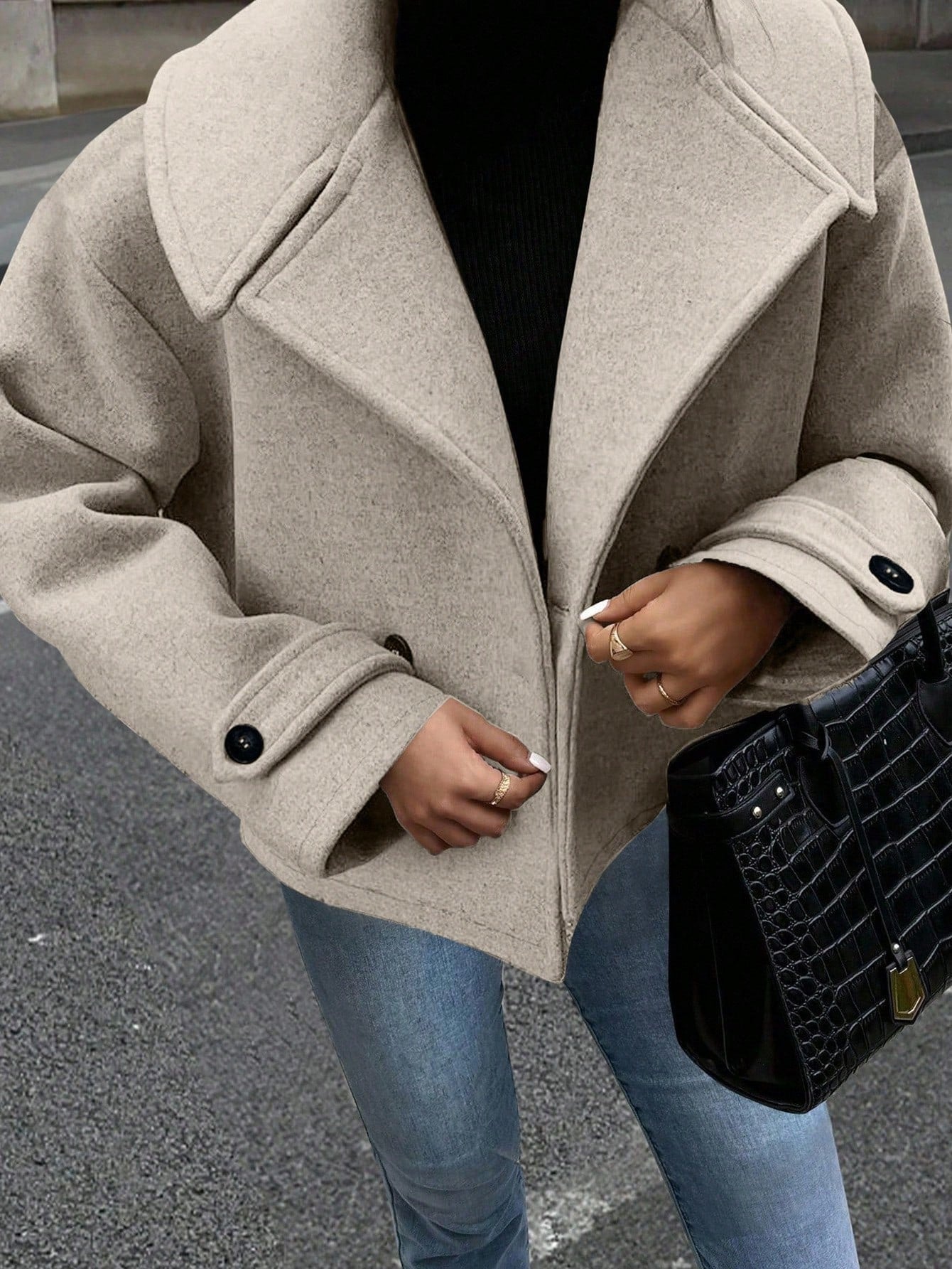 Casual coat with double-breasted closure and wide collar