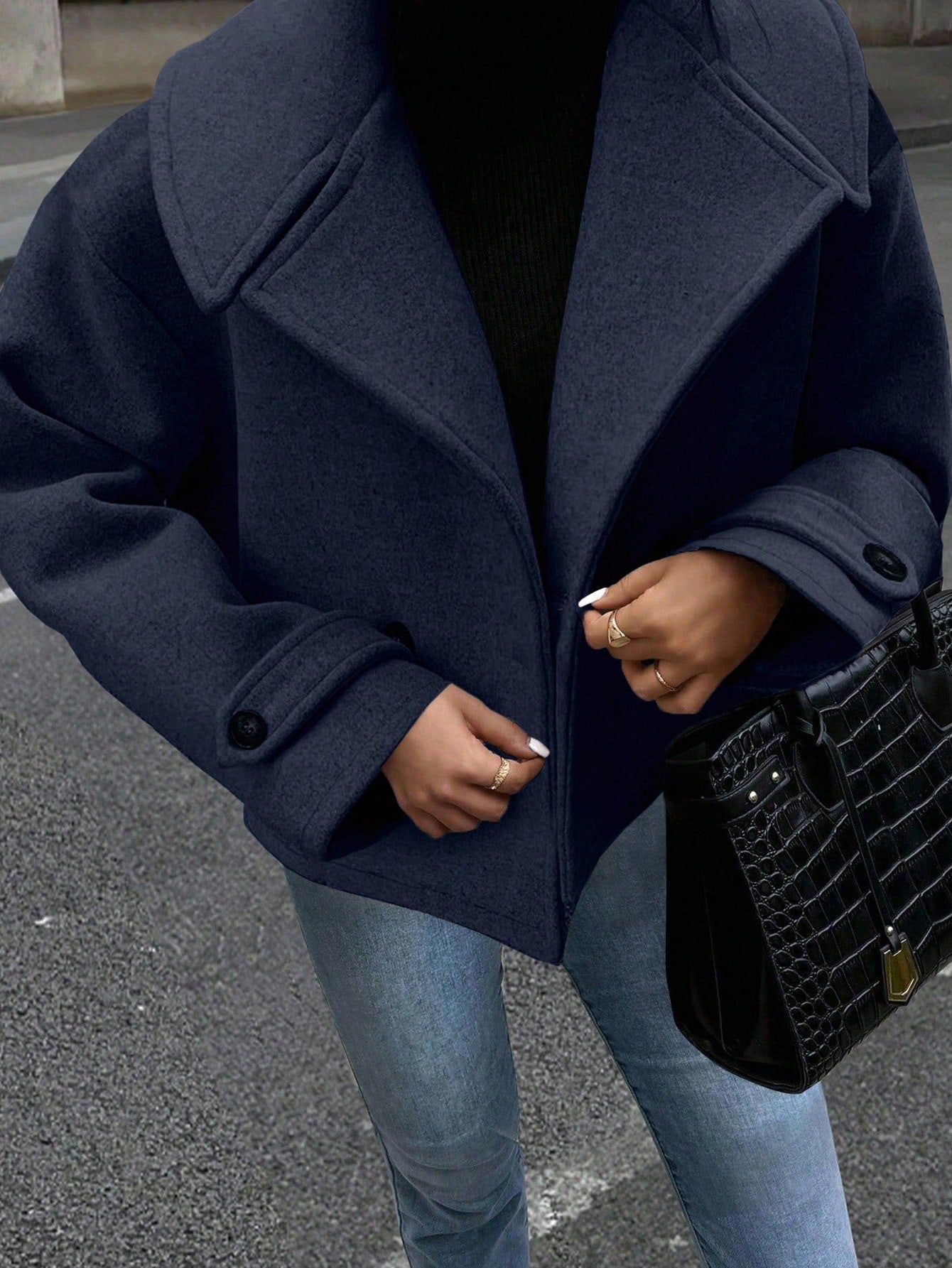 Casual coat with double-breasted closure and wide collar