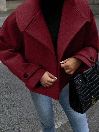 Casual coat with double-breasted closure and wide collar