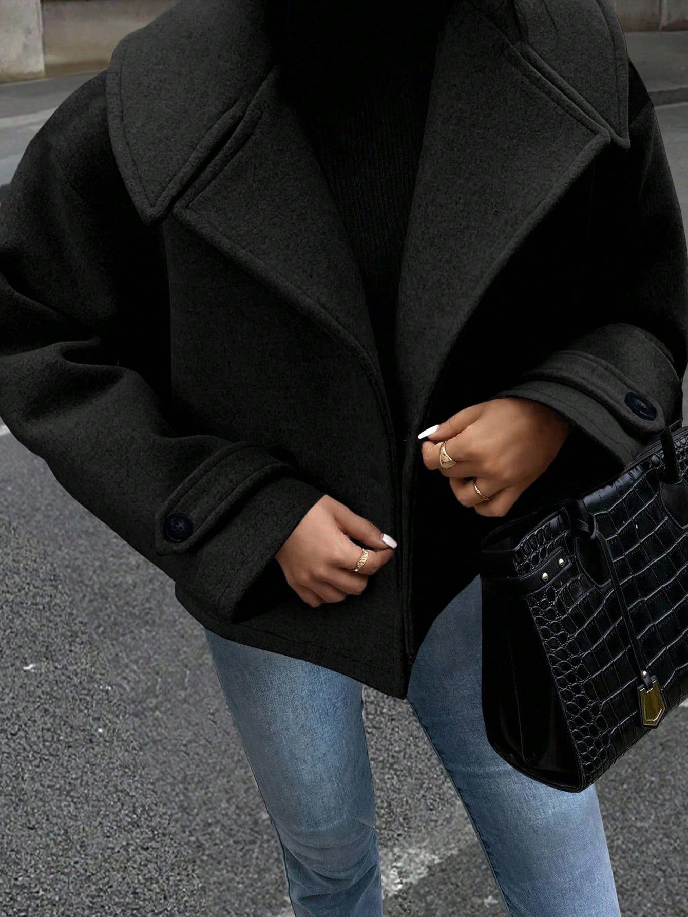 Casual coat with double-breasted closure and wide collar