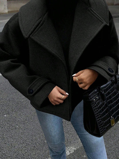 Casual coat with double-breasted closure and wide collar