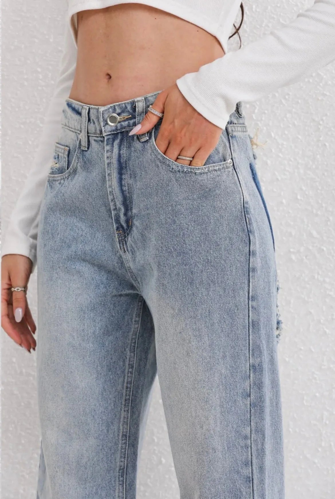 High waist jeans with ripped details