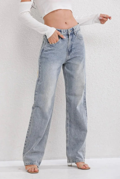 High waist jeans with ripped details