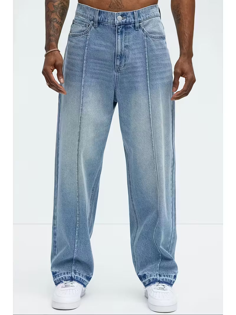 Jeans with a loose straight-leg fit and high waist