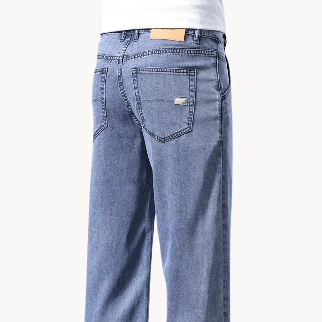 Jeans with regular fit and straight leg