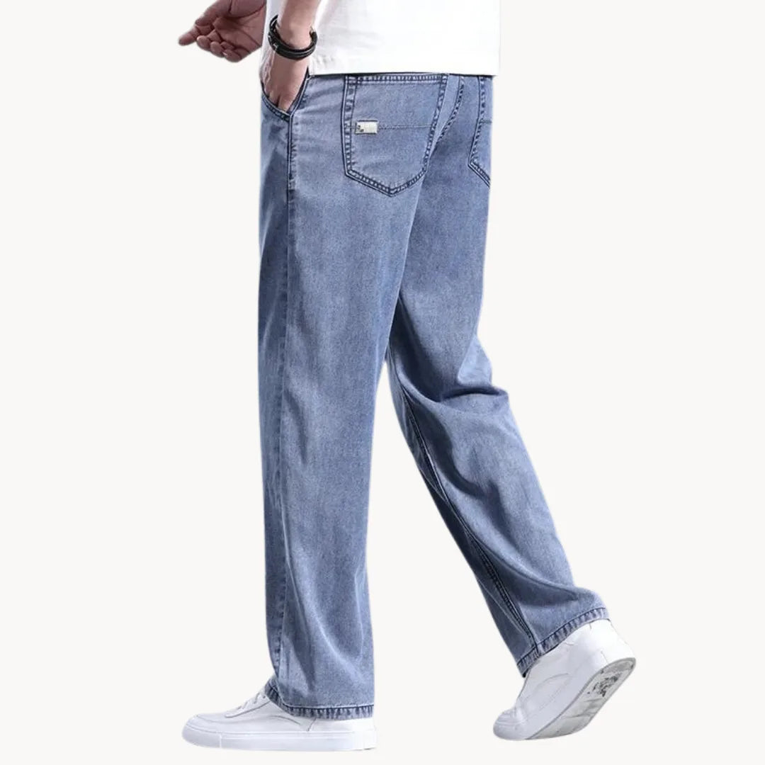 Jeans with regular fit and straight leg
