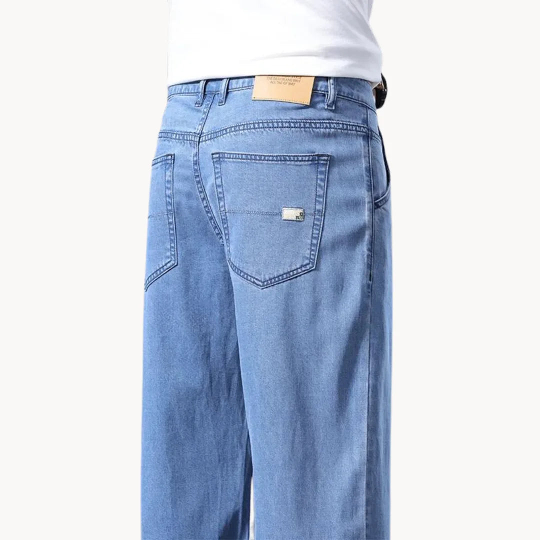 Jeans with regular fit and straight leg