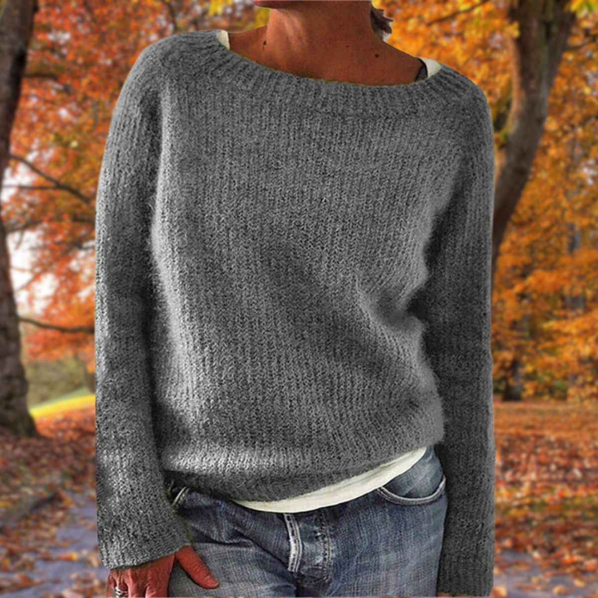 Loose fit jumper with round neck and long sleeves