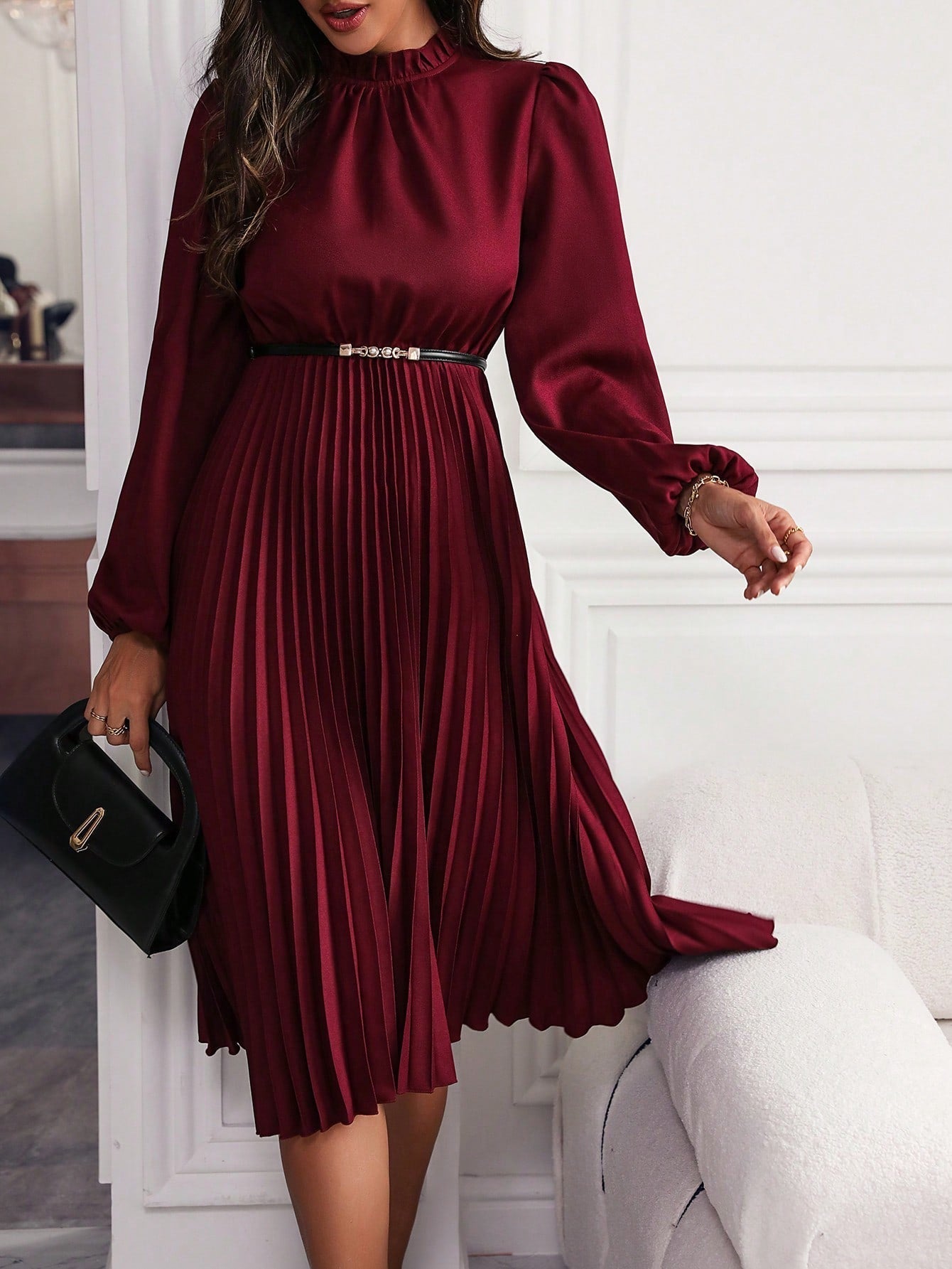 Maxi dress with lantern sleeves and pleated hem