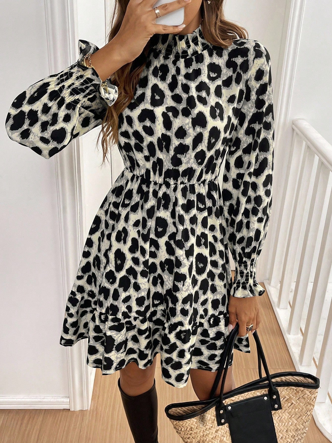 Mini dress with leopard print and long sleeves