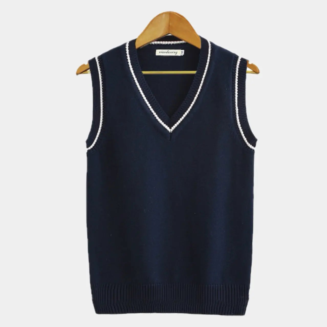 Sleeveless jumper with v-neck and cable pattern