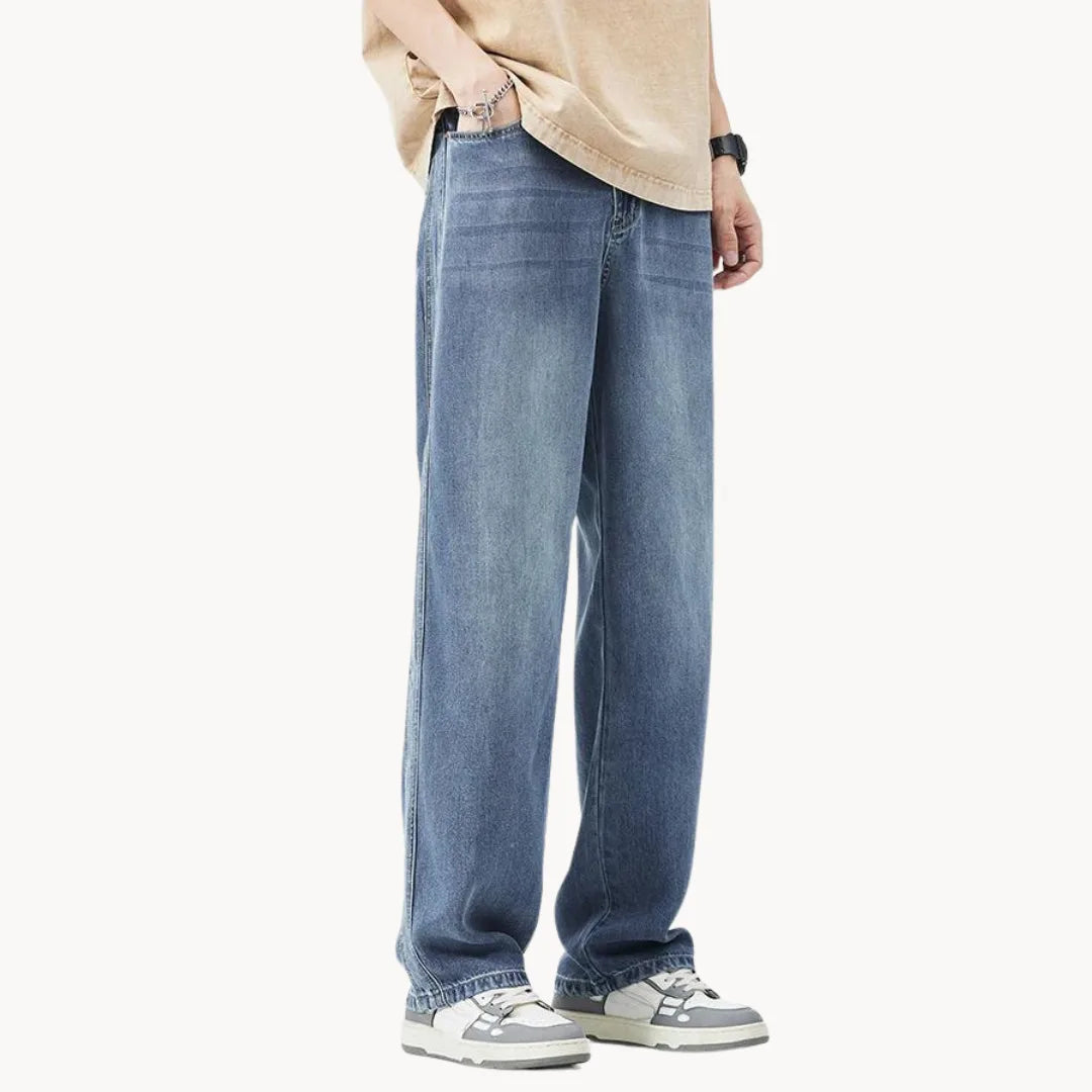 Relaxed fit men's jeans with light wash
