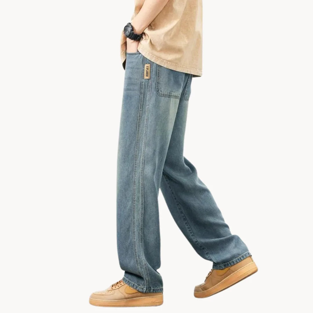 Relaxed fit men's jeans with light wash