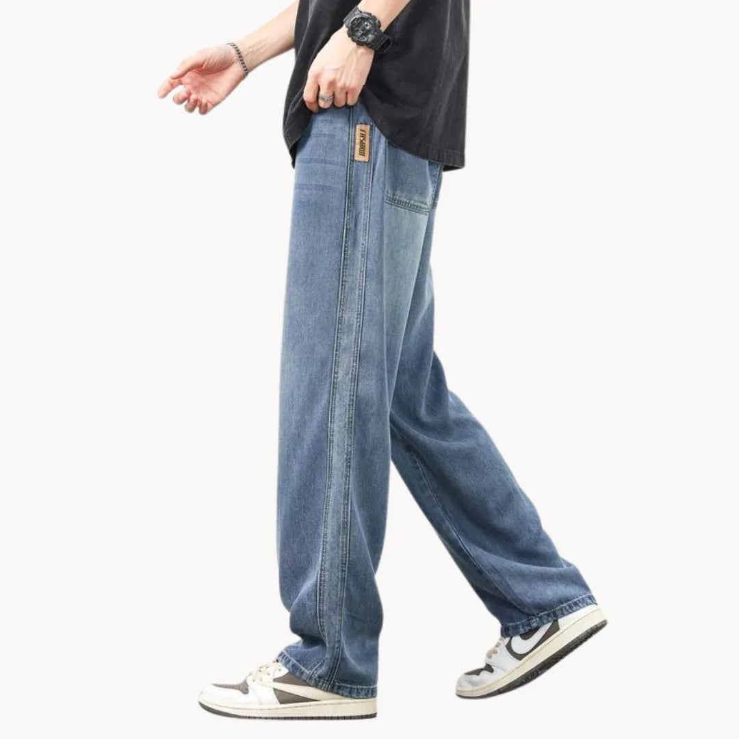 Relaxed fit men's jeans with light wash