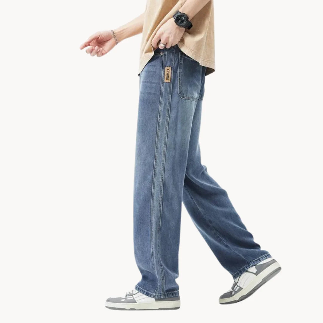 Relaxed fit men's jeans with light wash