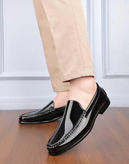 Shoes with lightweight design and pointed toe