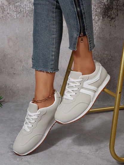 Sneakers with colour block design and lace-up closure
