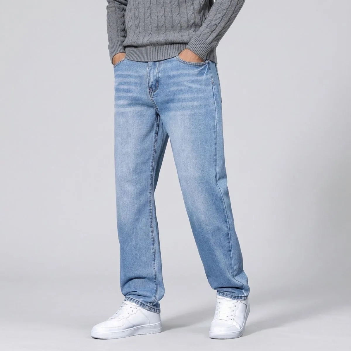Straight jeans with light wash and regular fit