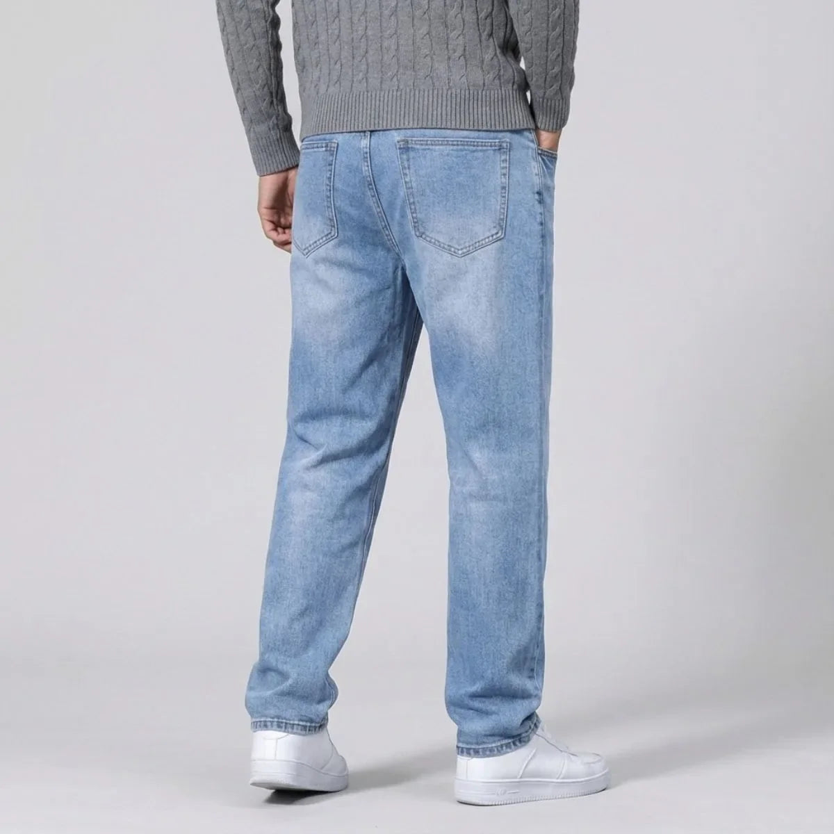 Straight jeans with light wash and regular fit