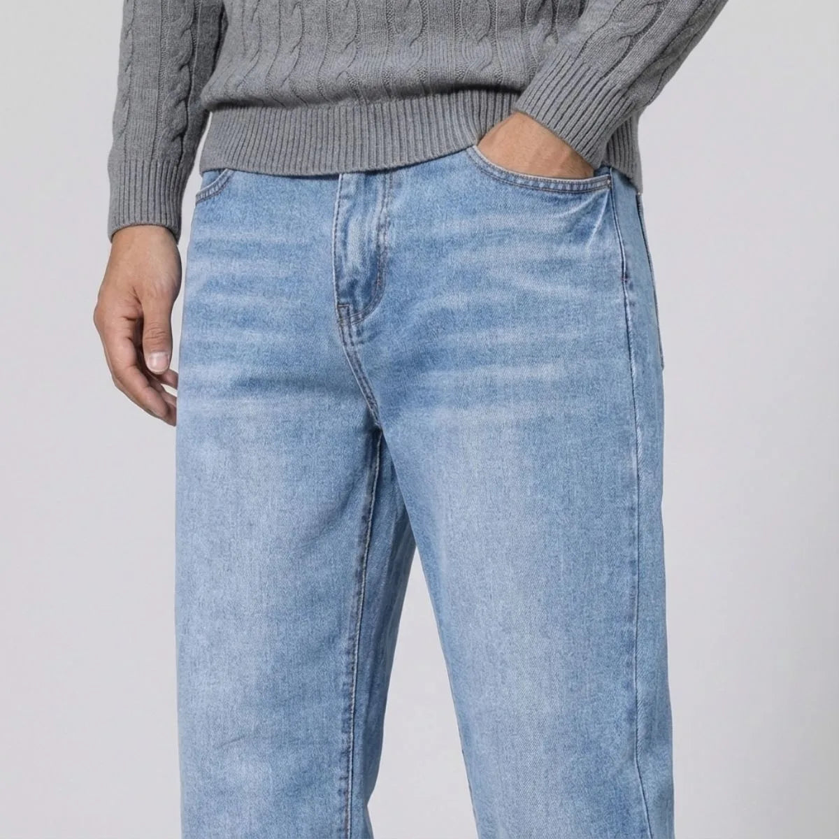 Straight jeans with light wash and regular fit