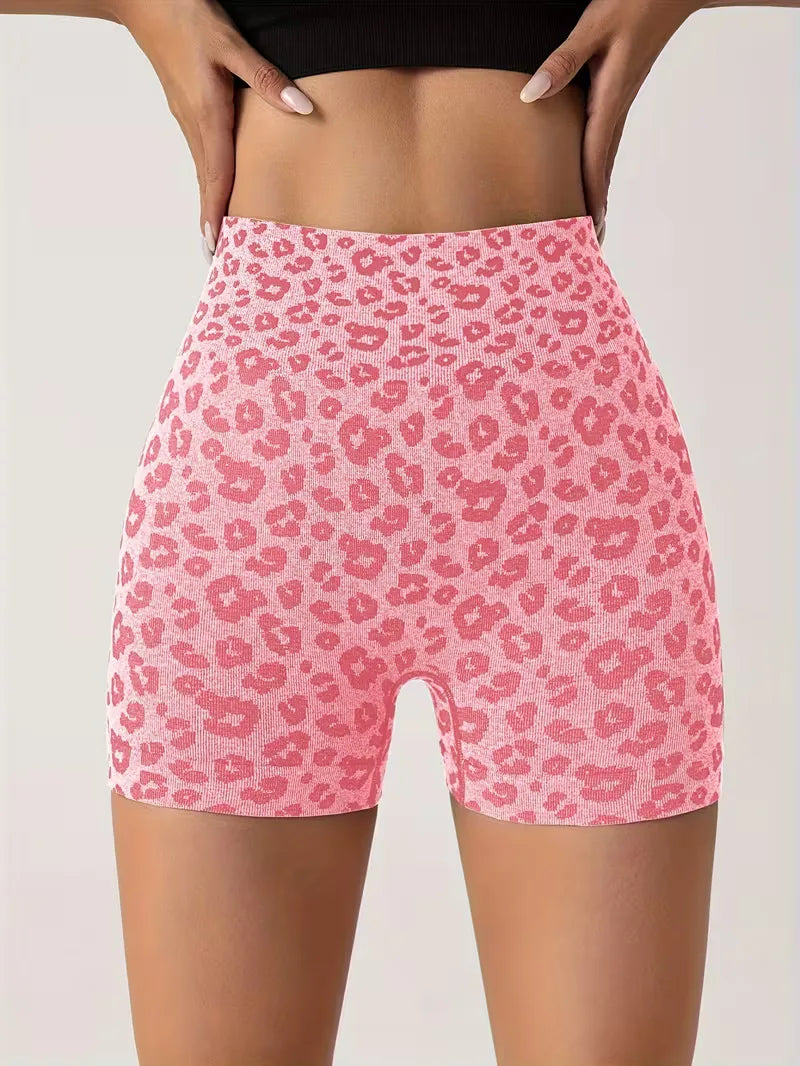 High-waisted shorts with leopard print