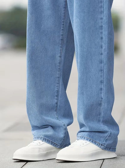 Straight jeans with mid-rise