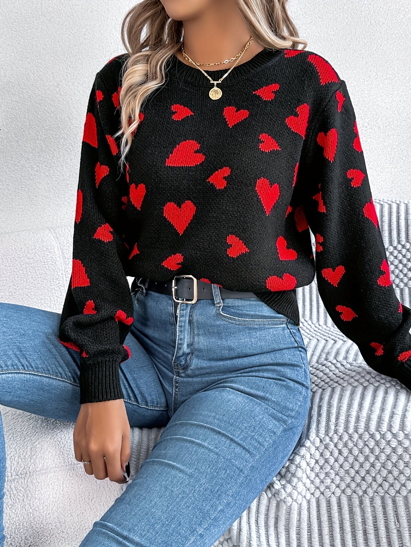 Elin | Elegant ladies' sweater with round neck and heart pattern