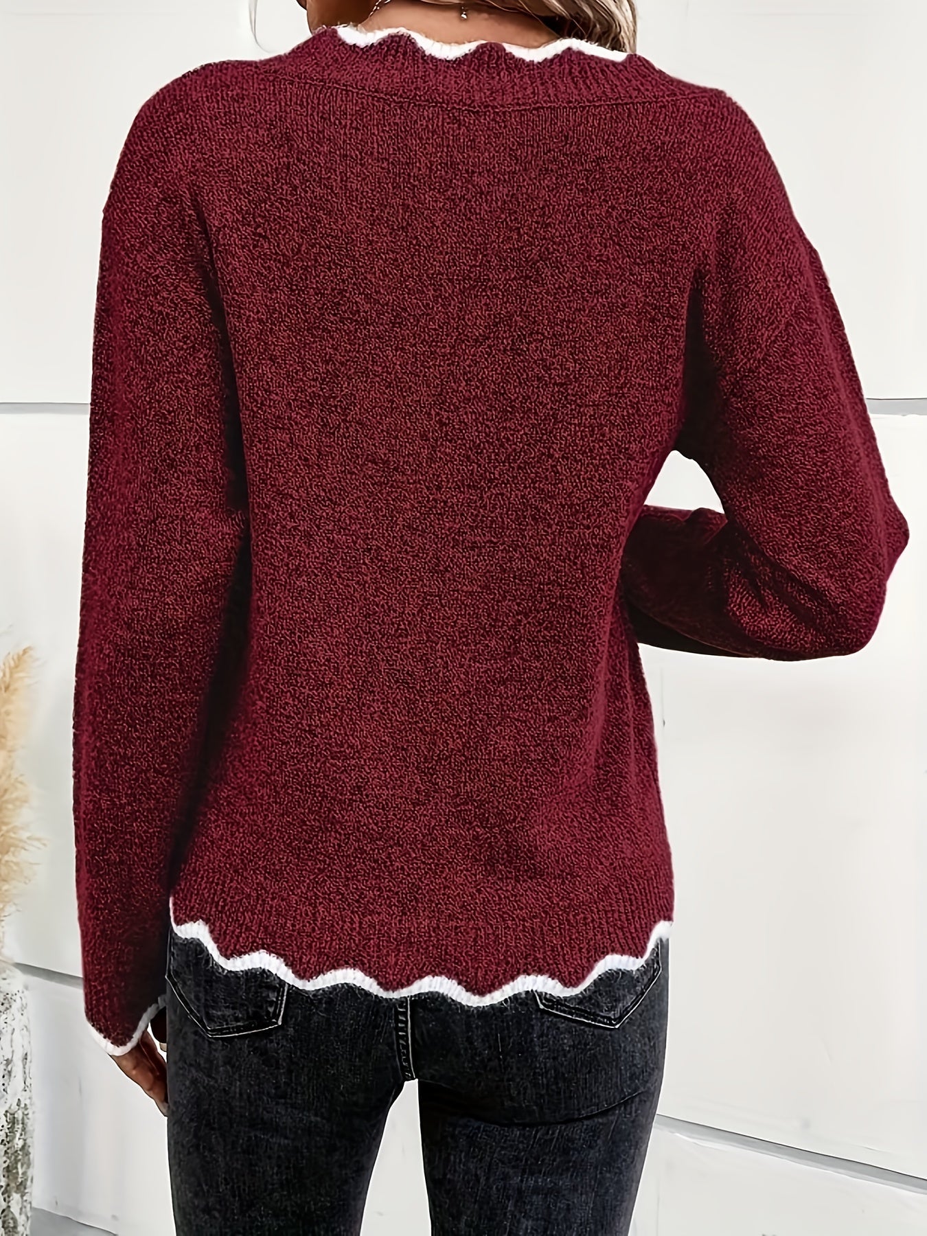Elin | Elegant V-neck jumper with scallop detailing and long sleeves
