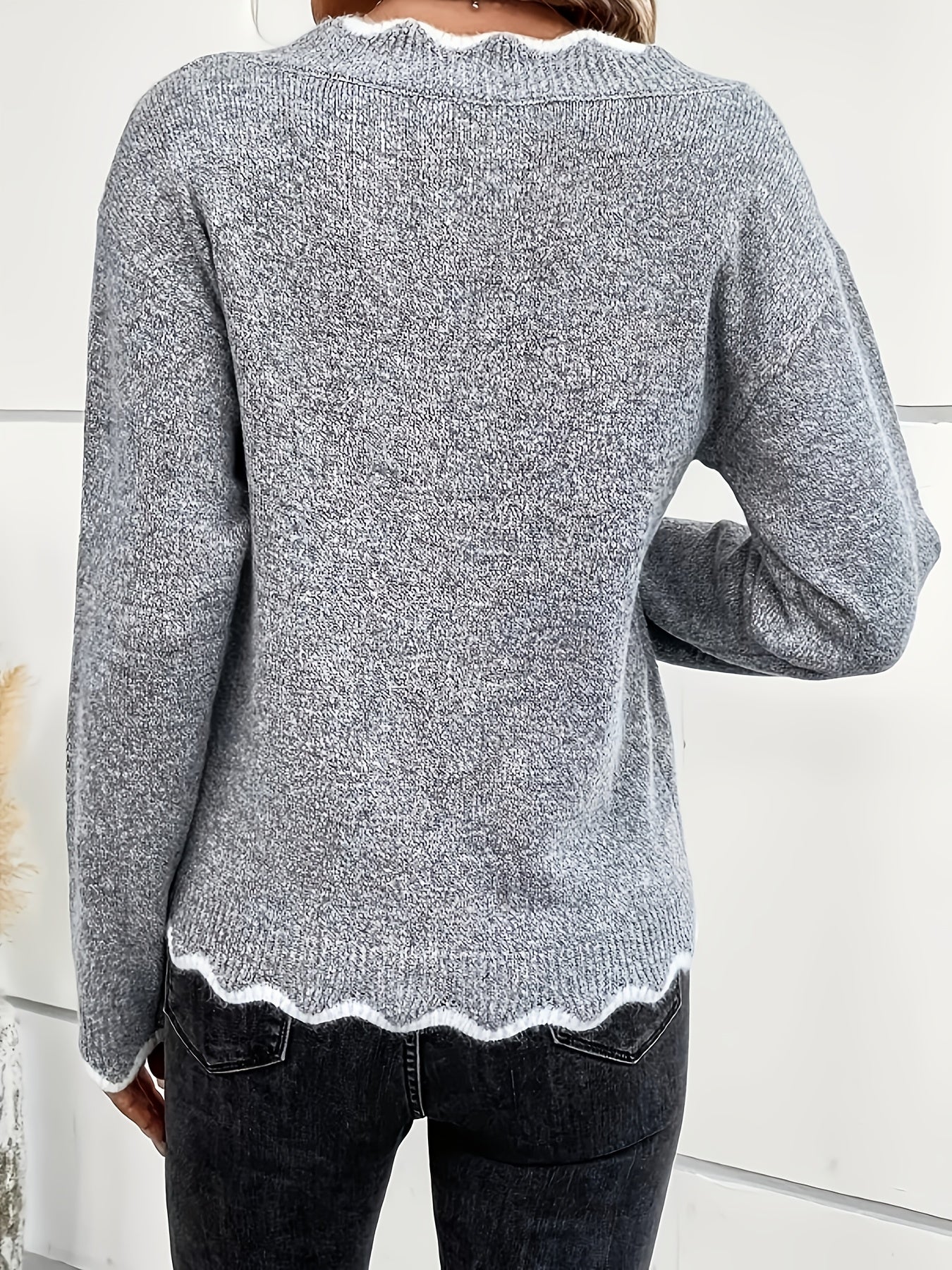 Elin | Elegant V-neck jumper with scallop detailing and long sleeves