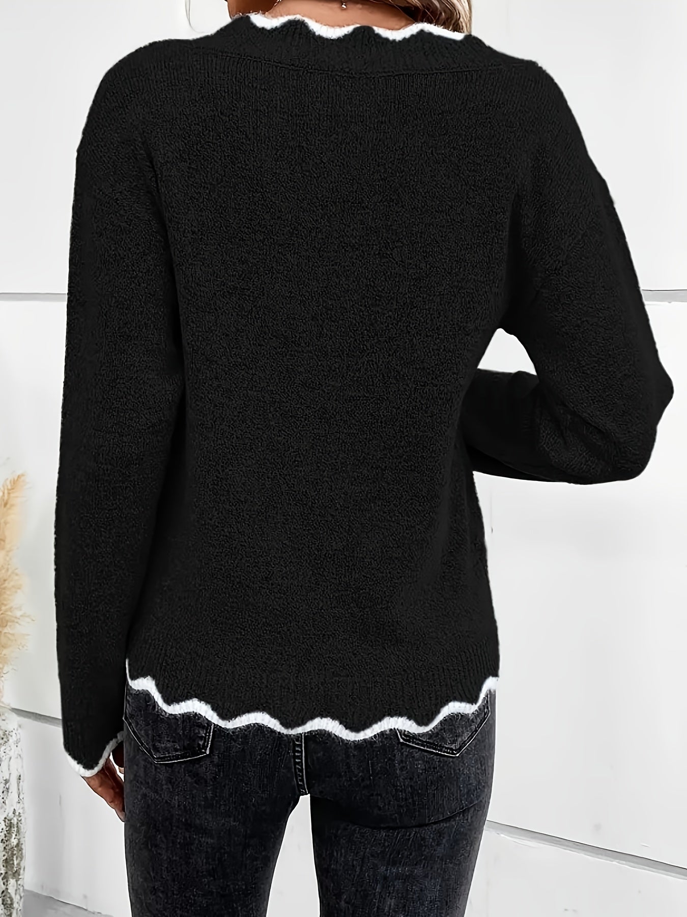Elin | Elegant V-neck jumper with scallop detailing and long sleeves
