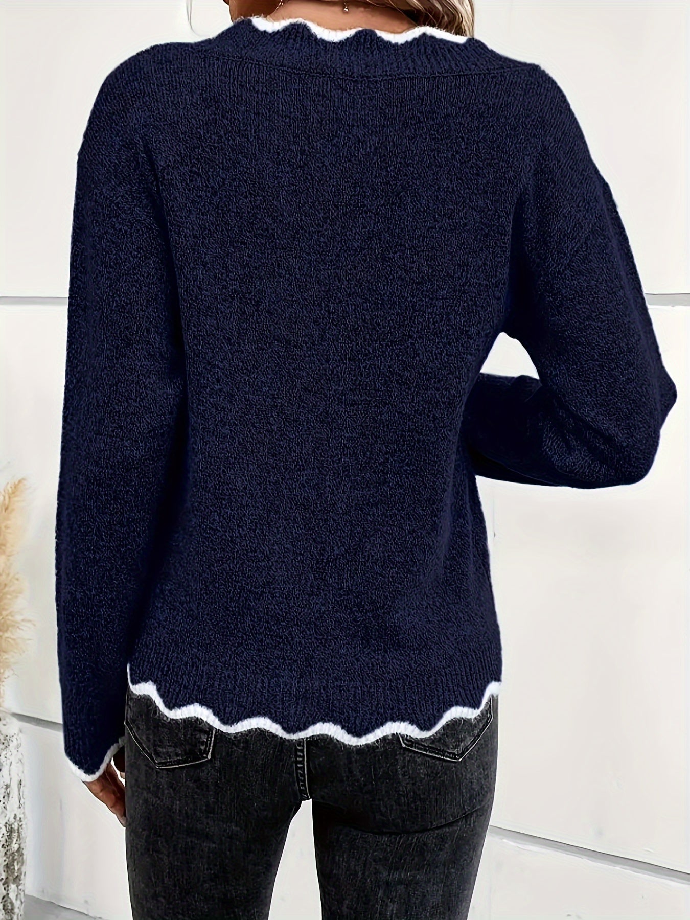 Elin | Elegant V-neck jumper with scallop detailing and long sleeves
