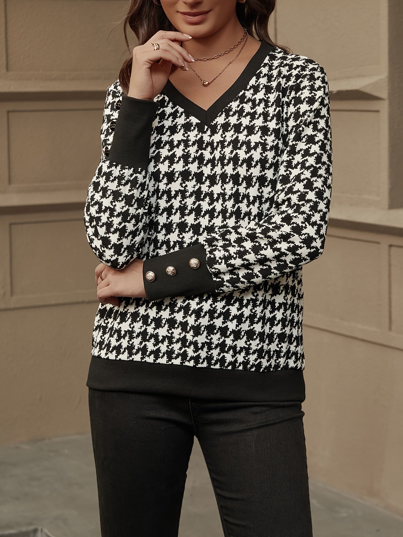 Elise | Elegant houndstooth V-neck sweatshirt