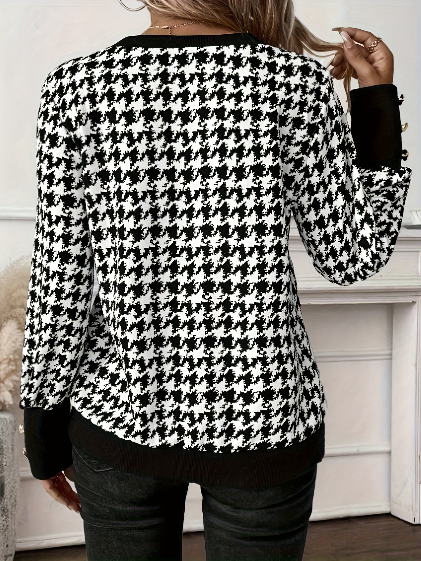 Elise | Elegant houndstooth V-neck sweatshirt