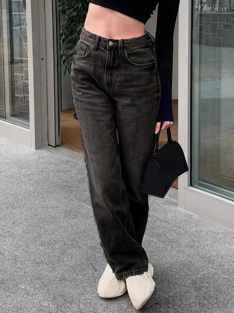 Straight jeans with mid-rise