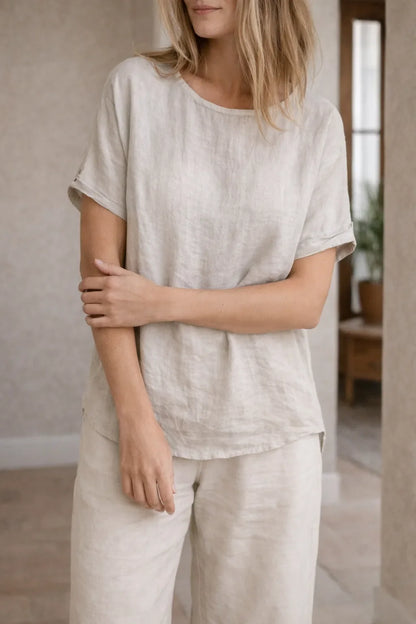 Lightweight ladies' top with short sleeves