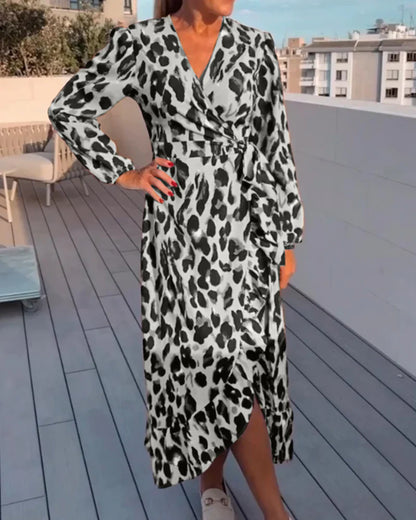 Leila | V-neck dress with leopard print