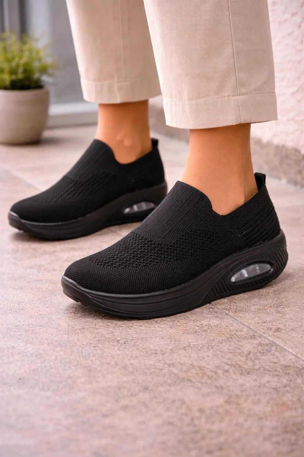 Slip-on sneakers with air cushion